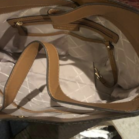 Michael Kors Large Devon Shoulder Bag - Picture 5 of 5